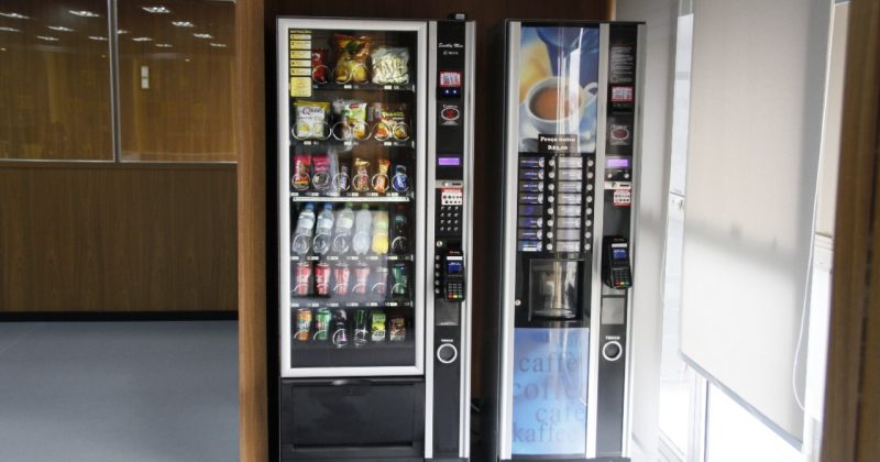 Máquinas de venda automática de petiscos e bebidas são instaladas no CAFF