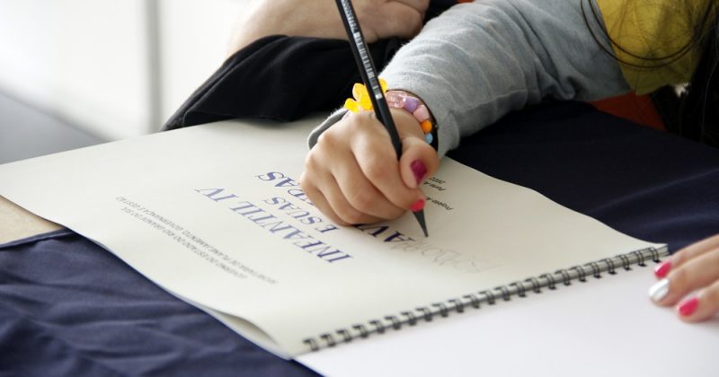 Alunos da Escola de Educação Infantil do CAFF autografam na Feira do Livro de Porto Alegre 